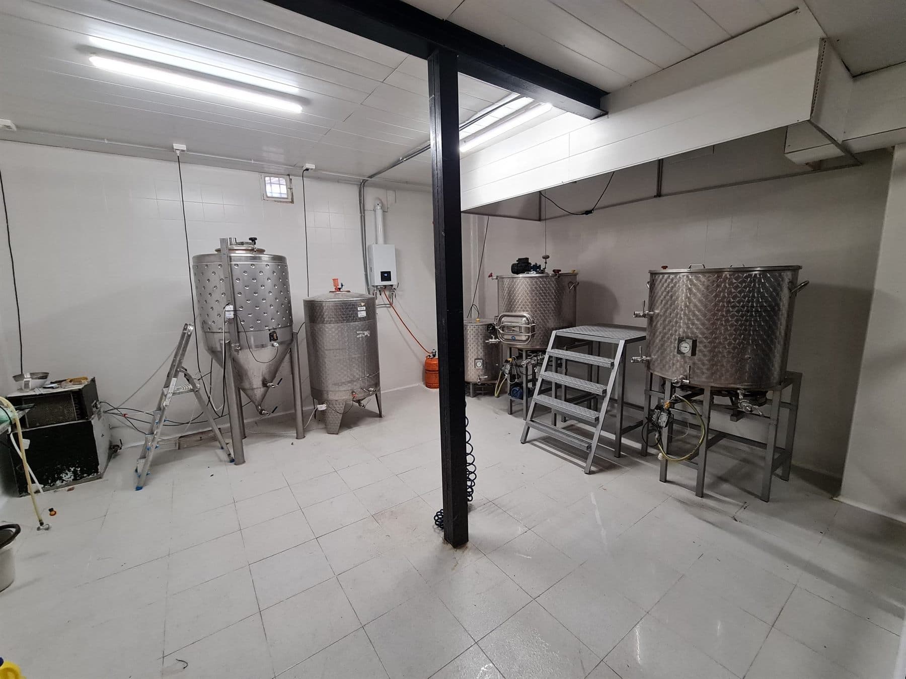 Los tanques de fermentación de la fábrica de Altabirra