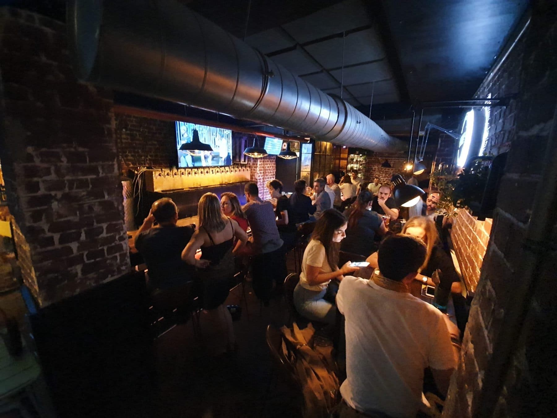 El local de noche con los grifos al fondo