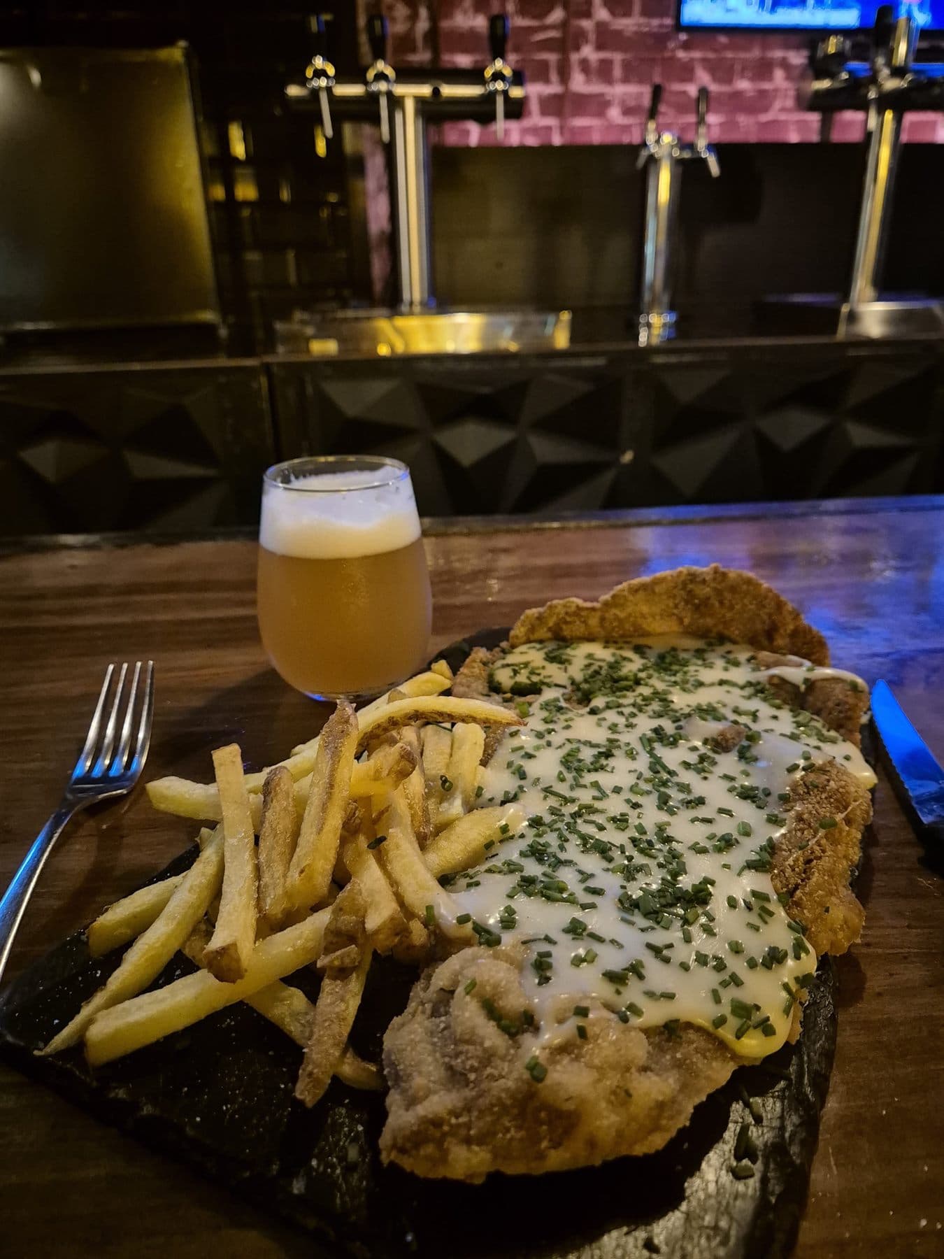 Milanesa con patatas en la barra