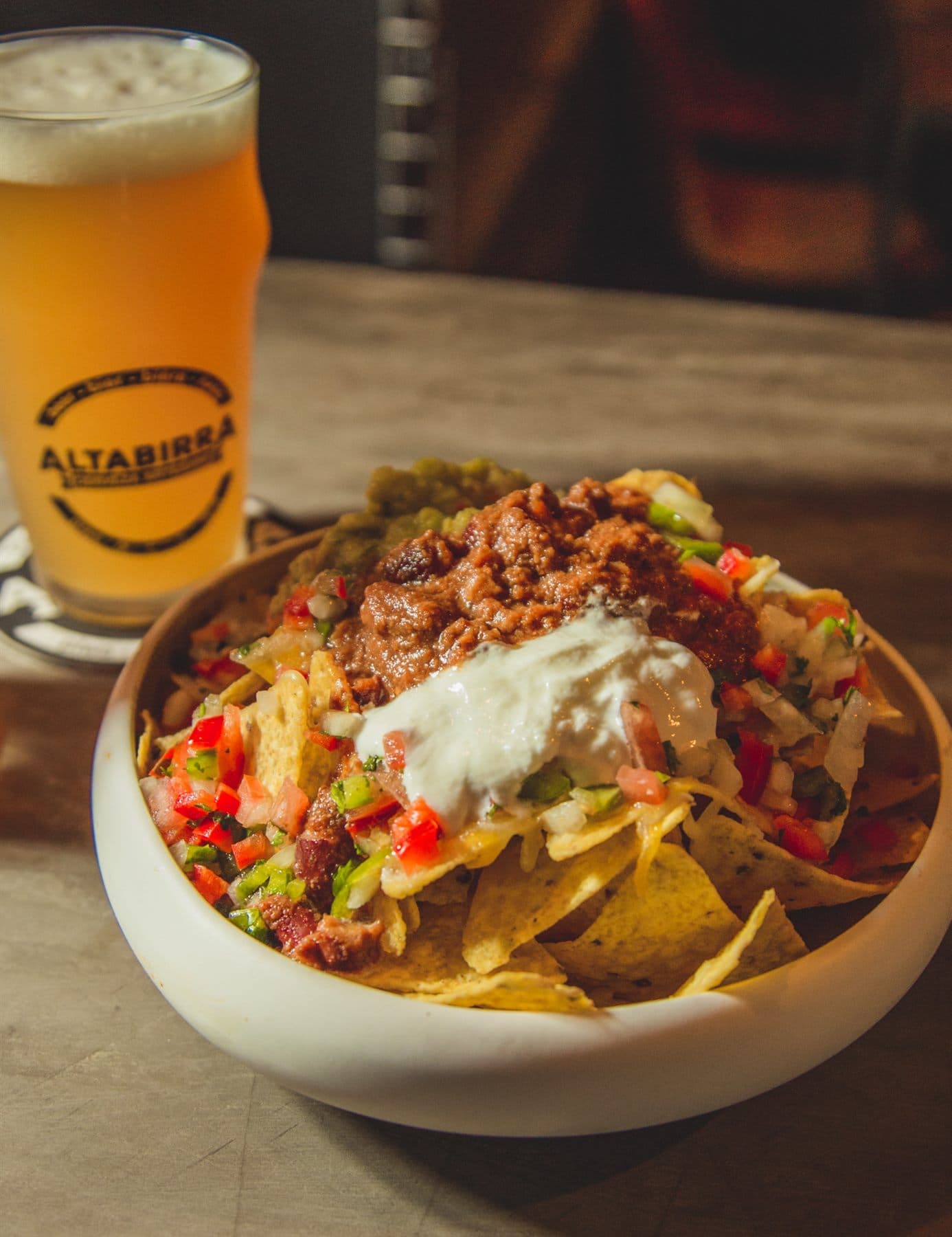 Nachos con guacamole y cerveza